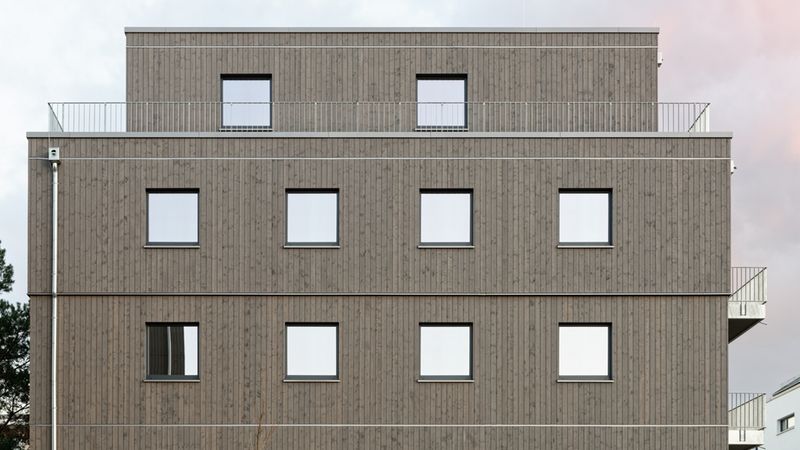 Die Fassade der Gebäude wurde mit einer vertikalen, vorgegrauten und hinterlüfteten Wechselfalz-Holzschalung versehen. Foto: Brünninghoff