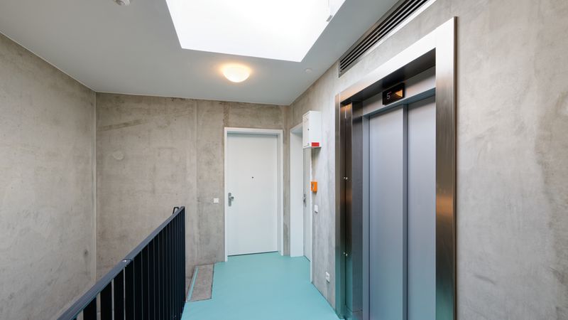 Das Treppenhaus aus Stahlbeton gewährleistet mit einer Aufzugsanlage die barrierefreie Erschließung der Wohnungen. Foto: Brünninghoff