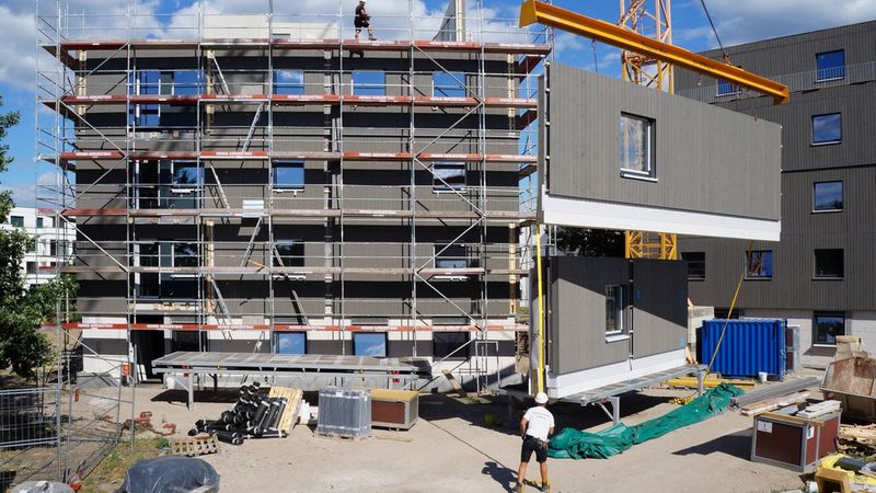 Die werkseitige und witterungsgeschützte Vorfertigung sicherte eine hohe Ausführungsqualität sowie einen schnellen Baufortschritt – bei vergleichsweise niedrigen Kosten. Foto: Brünninghoff