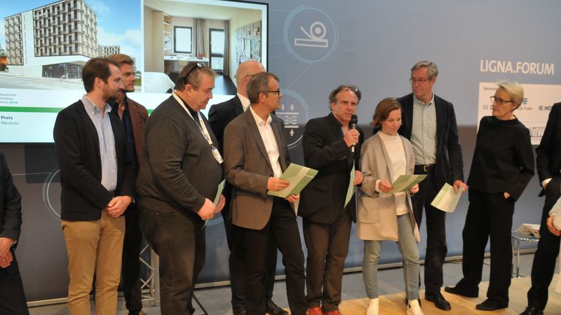 Preisverleihung Deutscher Holzbaupreis 2019 - Projektbeteiligte: Studentenwohnheim Woodie in Hamburg. Preis in der Kategorie Neubau. Foto: Holzbau Deutschland/M.Hölzel