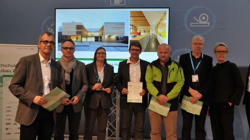 Preisverleihung Deutscher Holzbaupreis 2019 - Projektbeteiligte: Forstamt Jena-Holzland in Stadtroda. Preis in der Kategorie Neubau. Foto:Holzbau Deutschland/M.Hölzel