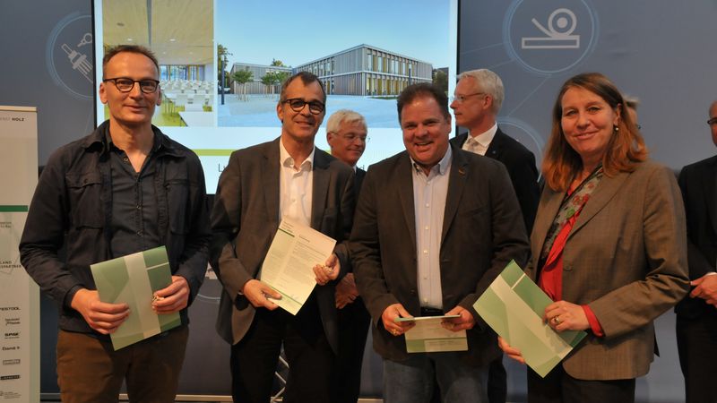 Preisverleihung Deutscher Holzbaupreis 2019 - Projektbeteiligte: Ludwig-Schwamb-Schule und Mühltalschule. Anerkennung in der Kategorie Neubau. Foto:Holzbau Deutschland/M.Hölzel