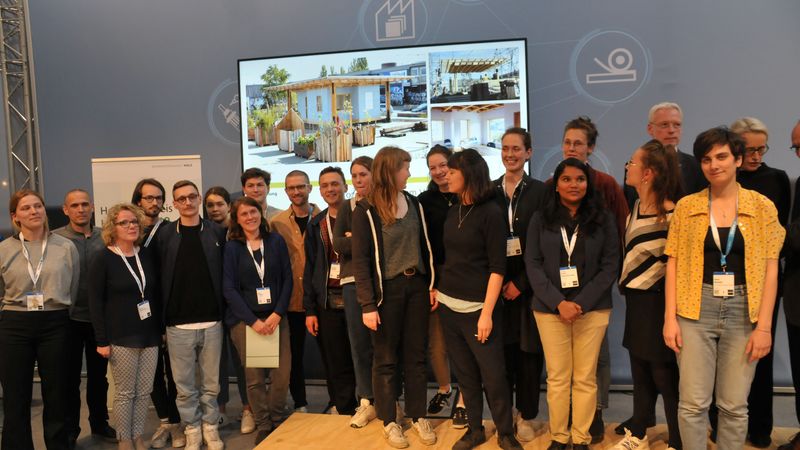 Preisverleihung Deutscher Holzbaupreis 2019 - Projektbeteiligte: Infozentrale auf dem Vollgut in Berlin Neukölln. Anerkennung in der Kategorie Neubau. Foto: Holzbau Deutschland/M.Hölzel