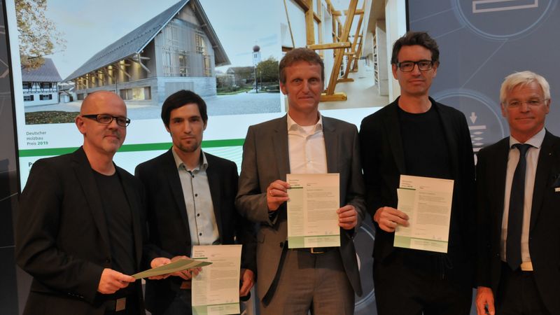 Preisverleihung Deutscher Holzbaupreis 2019 - Projektbeteiligte: Bücherrei in Kressbronn. Preis in der Kategorie Bauen im Bestand. Foto:Holzbau Deutschland/M.Hölzel