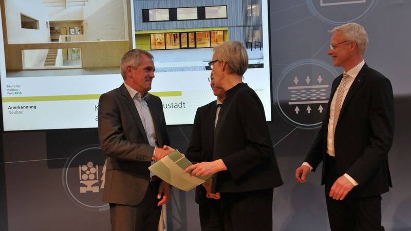 Preisverleihung Deutscher Holzbaupreis 2019 - Projektbeteiligte: Kindergarten in Neustadt an der Donau. Anerkennung in der Kategorie Neubau. Foto:Holzbau Deutschland/M.Hölzel