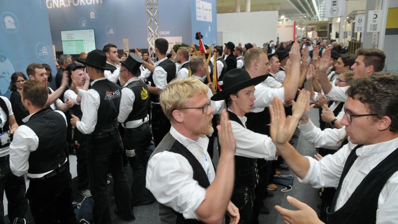 Preisverleihung Deutscher Holzbaupreis 2019 - Traditionell wird die Preisverleihung zum Deutschen Holzbaupreis mit einem Zimmererklatsch eröffnet. Foto:Holzbau Deutschland/M.Hölzel