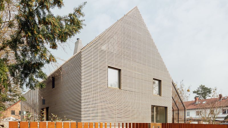 Ansicht Strassenseite Pergola-Haus rundzwei Architekten Berlin. Foto: Gui Rebelo