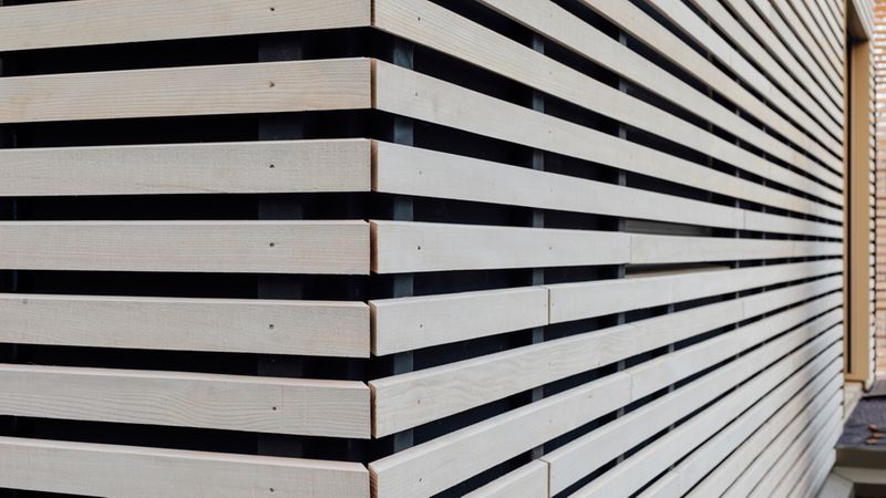 Fassaden Dachflächen feingliedrige helle Holzlattung Weisstanne. rundzwei Architekten Berlin. Foto: Gui Rebelo