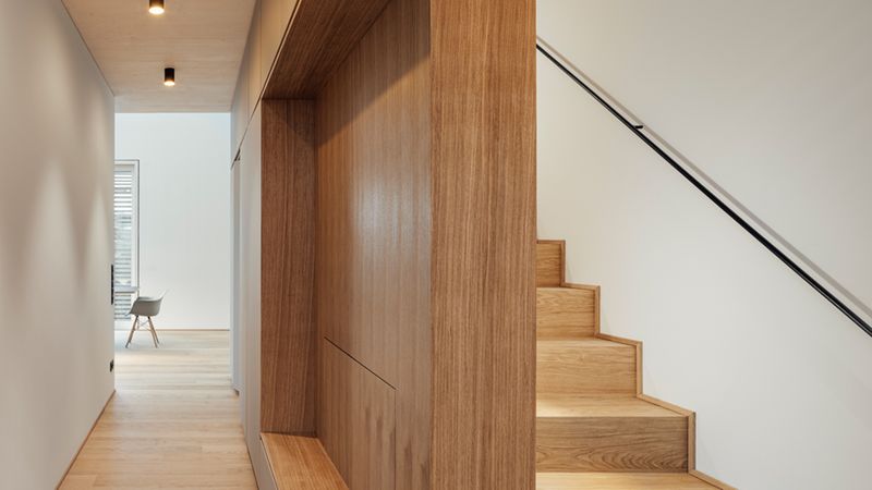 Eingangsbereich Sitzbank Stauraum Treppe Obergeschoss rundzwei Architekten Berli. Foto: Gui Rebelo