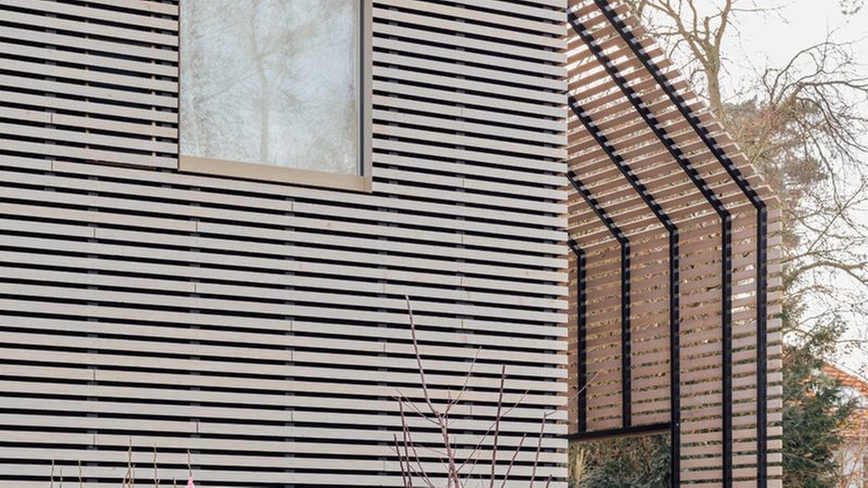 Dachflächen vergrössern wetterunabhängig nutzbare Fläche. rundzwei Architekten Berlin. Foto: Gui Rebelo