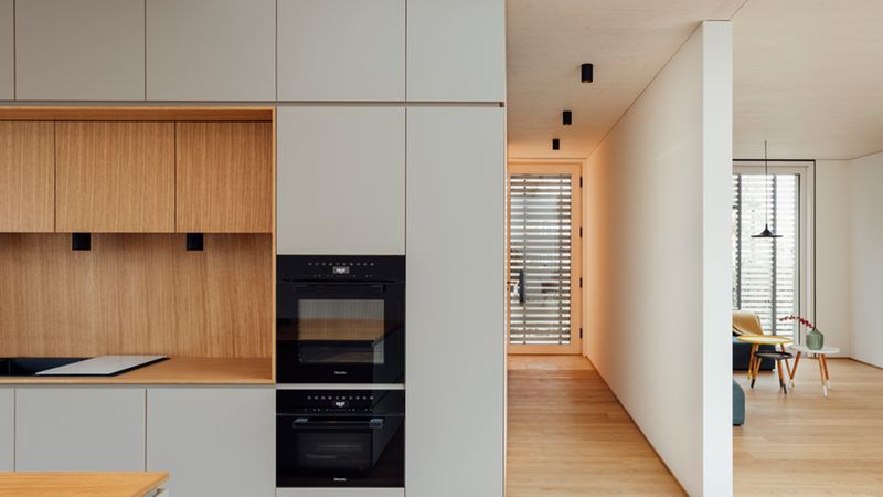 Bereiche für Kochen Essen Wohnen in L-Form angeordnet. rundzwei Architekten Berlin. Foto: Gui Rebelo