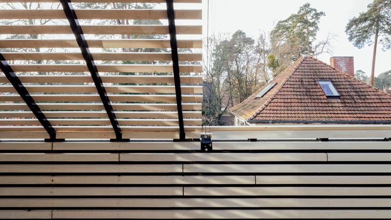 Geschützt vor Blicken und Lichteinstrahlung Dachterrasse Rückzugsort. rundzwei Architekten Berlin. Foto: Gui Rebelo