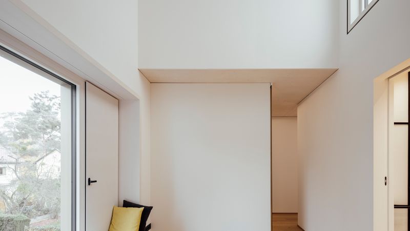 Schlafzimmer langgestrecktes Sitzfenster Aufenthaltsort. rundzwei Architekten Berlin. Foto: Gui Rebelo