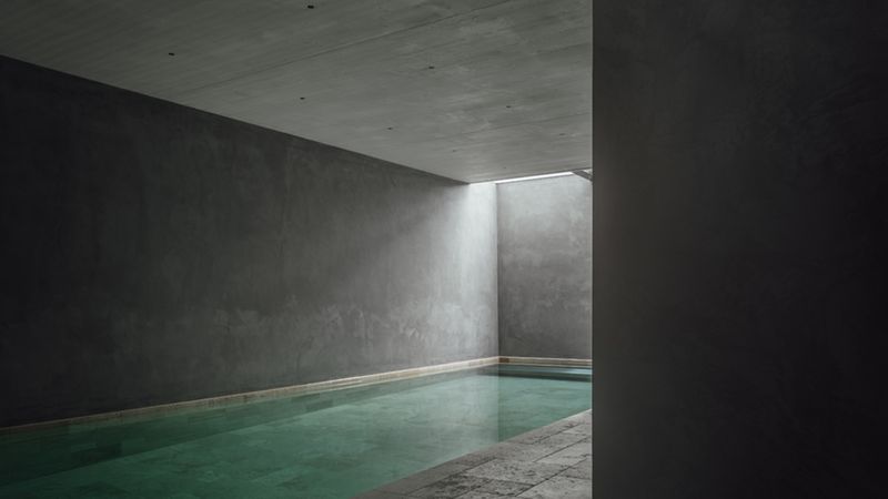 Indoor-Pool Fitnessbereiche Untergeschoss Belichtung über Schächte. rundzwei Architekten Berlin. Foto: Gui Rebelo