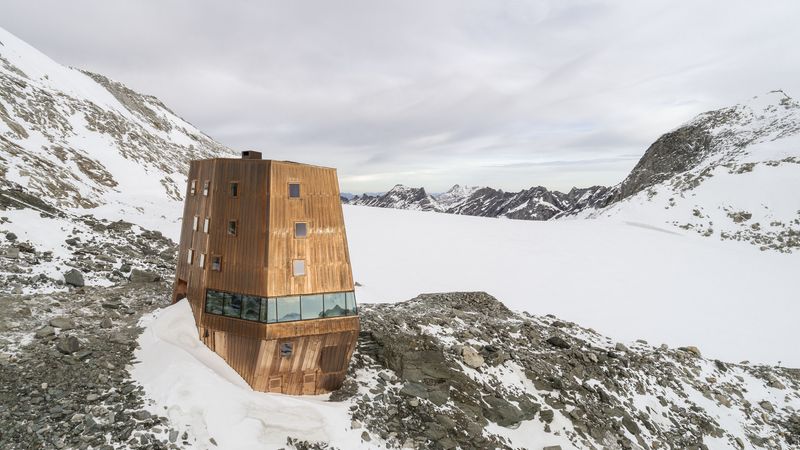 Die neue Schwarzensteinhütte integriert sich in den Bergfels, hebt sich durch ihre kupferkaschierte Oberfläche aber von der hochalpinen Umgebung ab. Fotos: Velux / Stifter + Bachmann / Oliver Jaist