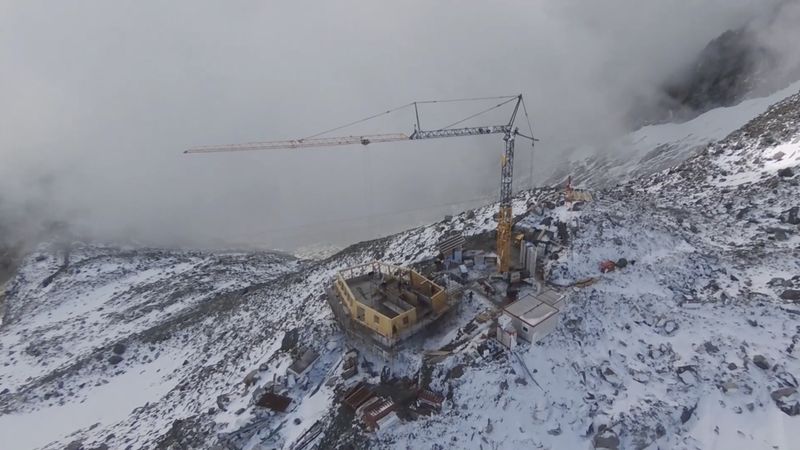 Nach dem Gießen des Betonfundaments begann die Montage der vorgefertigten Holzbauteile für Wände, Decken und Dachelemente unter schwierigen Bedingungen. Foto: Velux / Stifter + Bachmann