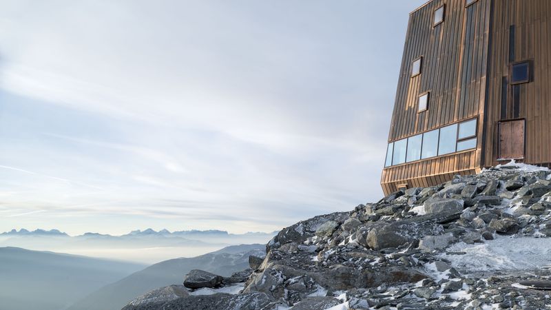 Durch ihre exponierte Lage bietet die neue Schwarzensteinhütte ihren Gästen einen atemberaubenden Blick über die Zillertaler Alpen, die hohen Tauern und die Rieserfernergruppe bis hin zu den Dolomitengipfeln der Marmolata. Foto: Velux / Stifter + Bachmann / Oliver Jaist