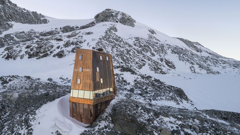 Die neue Schwarzensteinhütte integriert sich in den Bergfels, hebt sich durch ihre kupferkaschierte Oberfläche aber von der hochalpinen Umgebung ab. Fotos: Velux / Stifter + Bachmann / Oliver Jaist