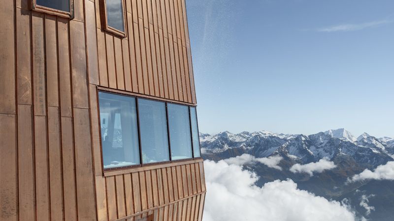 Um Wasser und Schnee problemlos ablaufen zu lassen, stehen die Fenster leicht über die Fassade hinaus. Foto: Velux / Stifter + Bachmann / Oliver Jaist