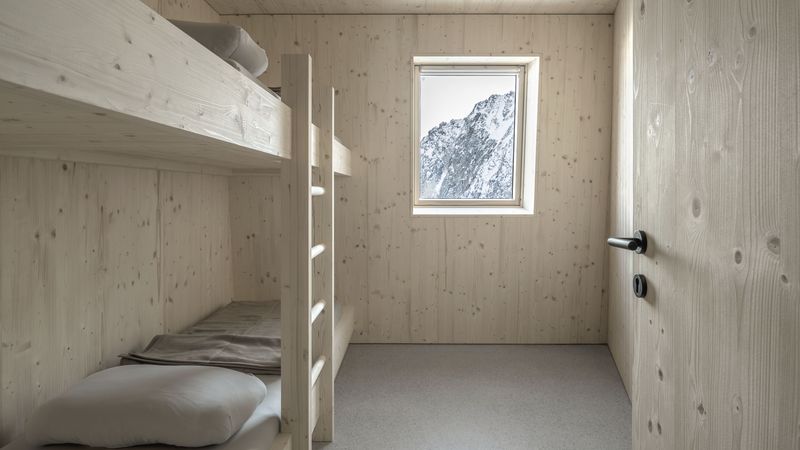 Wie das restliche Interieur sind auch die Gästezimmer mit unbehandeltem Fichtenholz vertäfelt und möbliert. Der Blick durch die Fenster lässt die Berglandschaft wie ein Gemälde erscheinen. Fotos: Velux / Stifter + Bachmann /Oliver Jaist