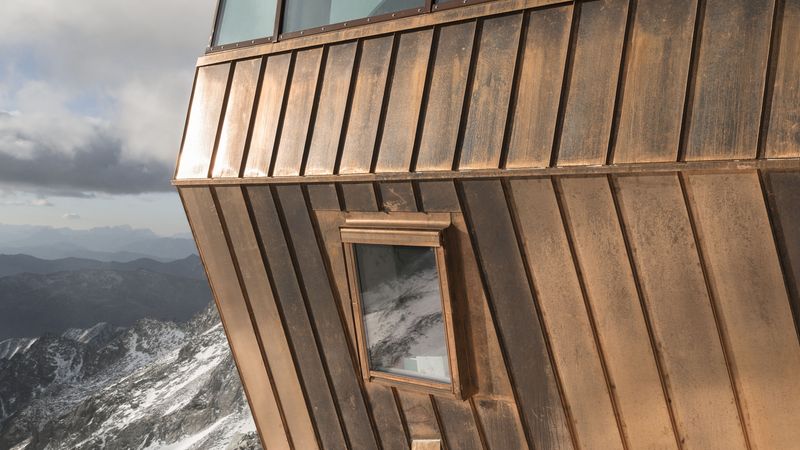 Um Wasser und Schnee problemlos ablaufen zu lassen, stehen die Fenster leicht über die Fassade hinaus. Foto: Velux / Stifter + Bachmann / Oliver Jaist