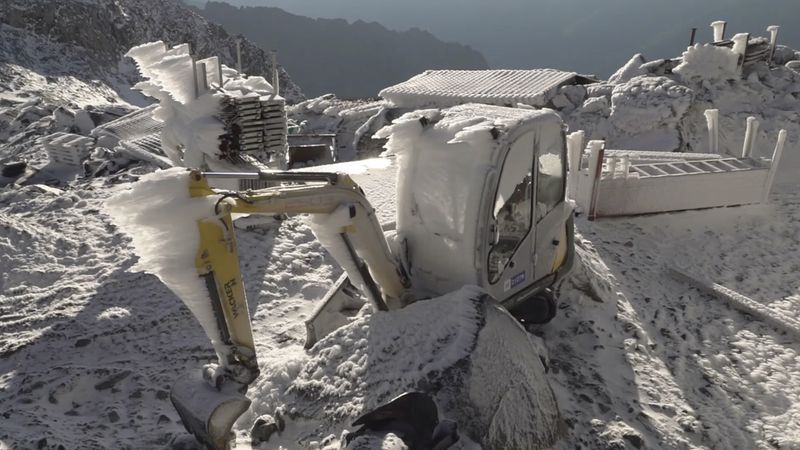 Wegen der extremen Umgebungsbedingungen im alpinen Winter mussten die Bauarbeiten monatelang pausieren. Foto: Velux / Stifter + Bachmann  