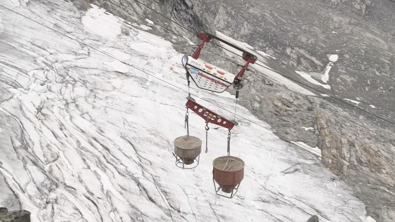 eil die Zufahrtsstraße über 1.000 Höhenmeter unter der Baustelle endete, musste das Material ab dort mit einer provisorischen Seilbahn weitertransportiert werden. Foto: Velux / Stifter + Bachmann