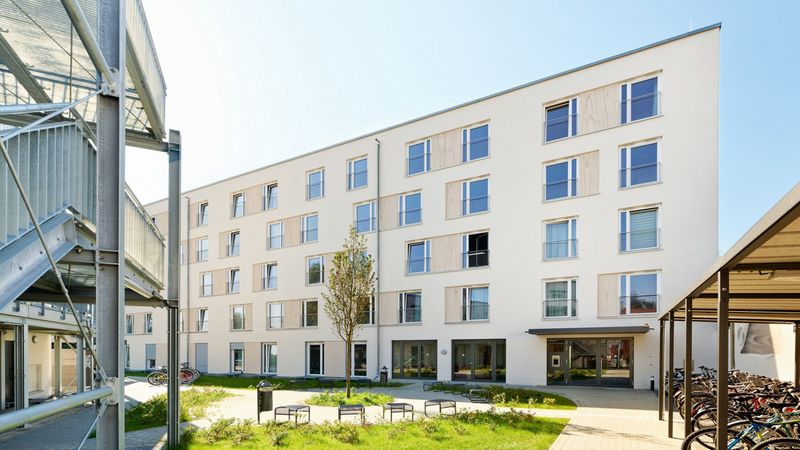 Im Südosten von Berlin sind auf einem Grundstück von etwa 2.200 Quadratmetern zwei Gebäude mit fünf beziehungsweise drei Geschossen entstanden. Foto: Brüninghoff