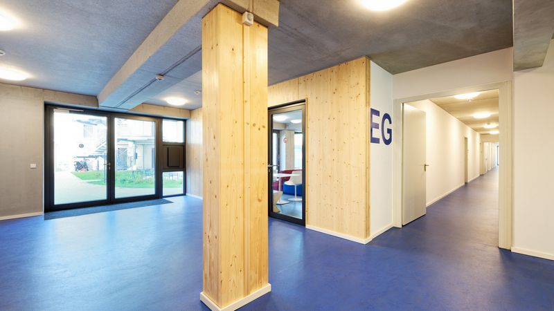 Apartmentgebäude in Hybridbauweise: Die tragenden Außenwände und inneren Stützen wurden in Holz umgesetzt – bei den Geschossdecken kam Stahlbeton zum Einsatz. Foto: Brüninghoff