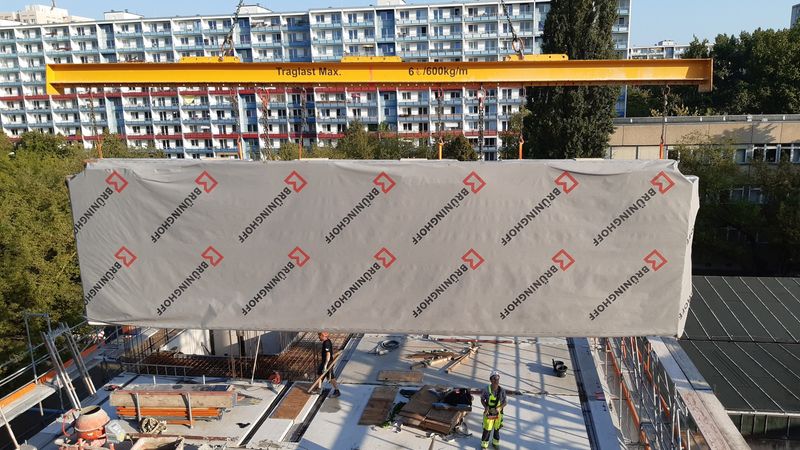 Die einzelnen Wandelemente werden vorgefertigt auf die Baustelle geliefert. Sie sind mit einem Bauteilschutz versehen, um das Eindringen von Feuchtigkeit zu verhindern und die Sichtoberflächen zu schützen. Foto: Brüninghoff