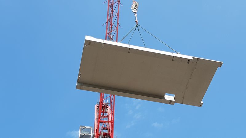 Die Geschossdecken in Stahlbeton werden vorproduziert und als Fertigteile auf die Baustelle geliefert. Foto: Brüninghoff