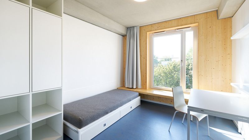 Die Apartments zeichnen sich durch ein ansprechendes Design – unter anderem mit Echtholzoberflächen – und einer hohen Flächeneffizienz aus. Daher sind sie bereits platzsparend möbliert. Foto: Brüninghoff