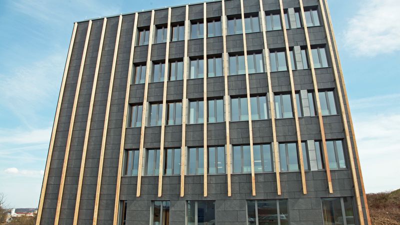 Die vorgehängte hinterlüftete Fassade des neuen Bürogebäudes der A. Pfeiffer Zimmerei ist mit Keramikplatten und Holzlisenen bekleidet. Foto:Fischer
