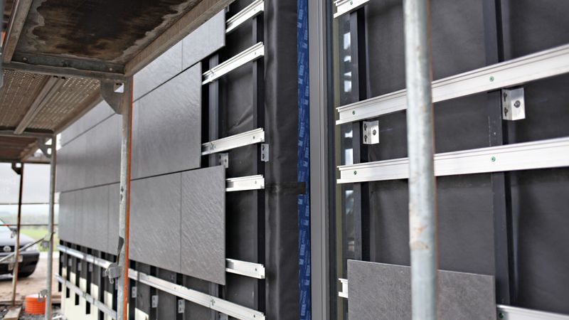 An der Fassade des neuen Bürogebäudes festigen die Unterkonstruktionssysteme Keramikplatten mittels Agraffen und Hinterschnittankern nicht sichtbar am Tragwerk. Foto: Fischer
