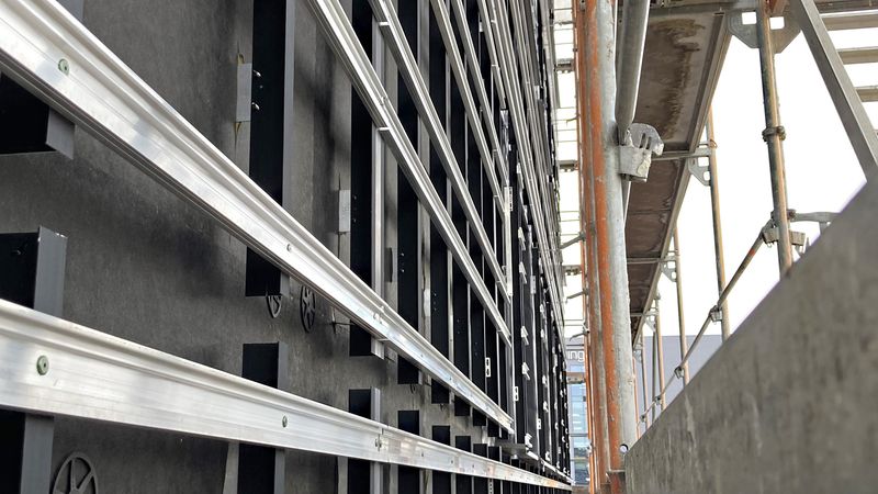 An der Fassade festigen die Unterkonstruktionssysteme Keramikplatten nicht sichtbar am Tragwerk. Foto: Fischer