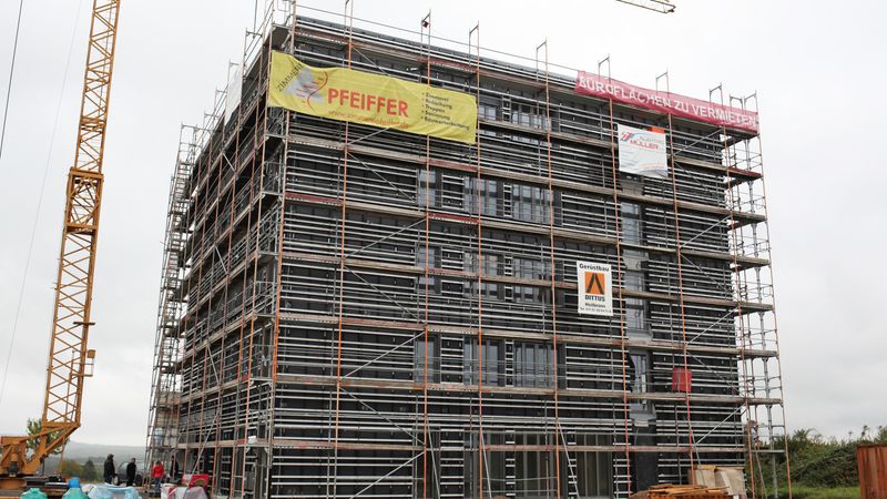 Baustelle im Oktober 2020. Nach Fertigstellung beherbergt das Gebäude der Zimmerei A. Pfeiffer heute eigene und vermietete Büro einheiten sowie einen öffentlichen Veranstaltungsraum. Foto:Fischer