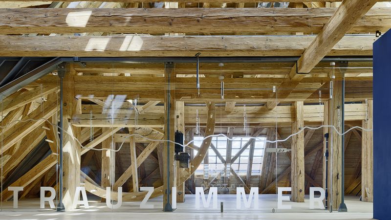 Das Dach erhielt eine neue Biberschwanzziegeldeckung und der von Holz dominierende Innenbereich des Gebäudes wurde grundlegend behutsam restauriert.