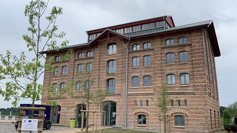 Im Mittelpunkt der umfassenden Sanierungsarbeiten am Alten Hafenspeicher Dassow stand die statische Stabilisierung und Ertüchtigung des ungleichmäßig abgesackten Gebäudes. 