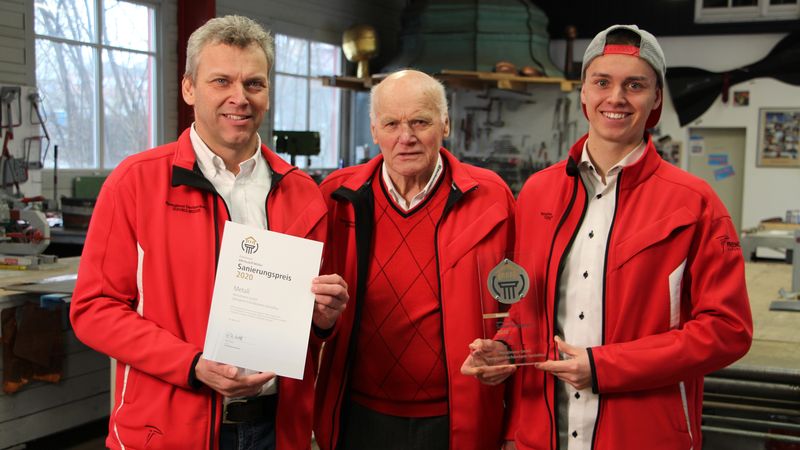 Norbert, Engelbert und Sebastian Heinzlmeier (v.l.n.r.): Drei Generationen freuen sich über den Sieg. 