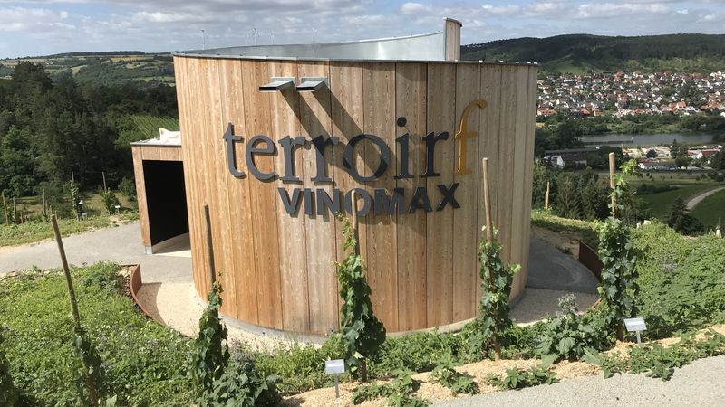 In den Weinbergen oberhalb von Thüngersheim am Main steht der schneckenhausförmige Holzbau – ein magischer Ort des Frankenweins „terroir f“. Bild: Norbord