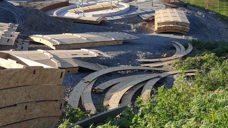 An seinem heutigen Standort in den Weinbergen wurde der Vinomax 2020 ein zweites Mal aufgebaut. Vorher stand er auf der Landesgartenschau 2018 in Würzburg. Die Bauweise und das Material erlaubten die problemlose De- und Neumontage. Bilder: Georg Ackermann GmbH