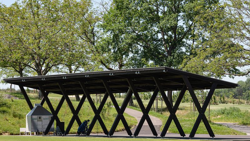 Neu- und Umbauten: Clubhaus für die Golfanlage Saint Apollinaire