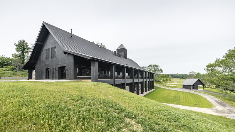 Clubhaus Golf Saint Apolliniare: Das Gebäude folgt dem Hangverlauf. Foto: Luc Boegl