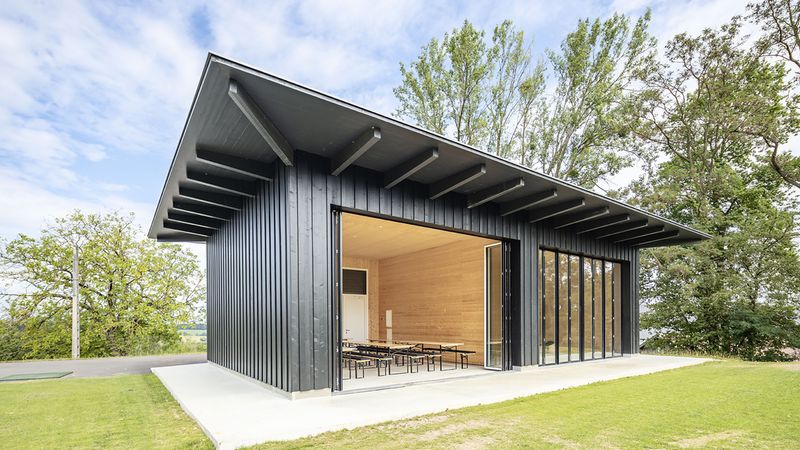 Academy Golf Saint Apolliniare: Die raumhohen Fenster können kpmplett aufgefaltet werden. Foto: Luc Boegly