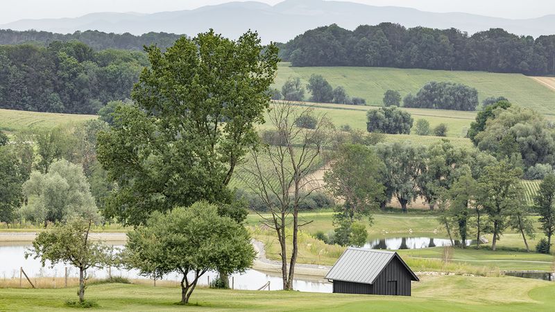 Neu- und Umbauten: Clubhaus für die Golfanlage Saint Apollinaire