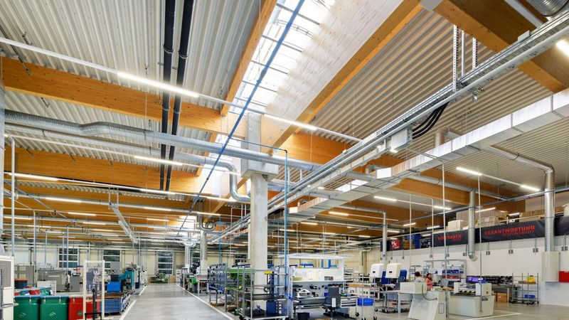 Große, freitragende Leimholzbinder mit einer Höhe von 1,4 Metern und bis zu 23 Meter Spannweite sorgen für einen optisch ansprechenden Innenbereich in der Halle. Foto: Brüninghoff