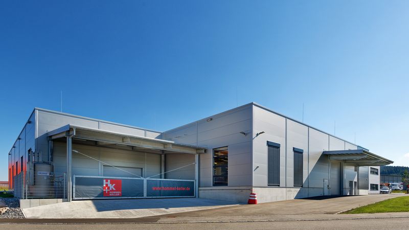 Die Industriefassade besteht aus acht Zentimeter starken, horizontal verlegten und gedämmten Isowand-Paneelen in Silber-Grau. Foto: Brüninghoff