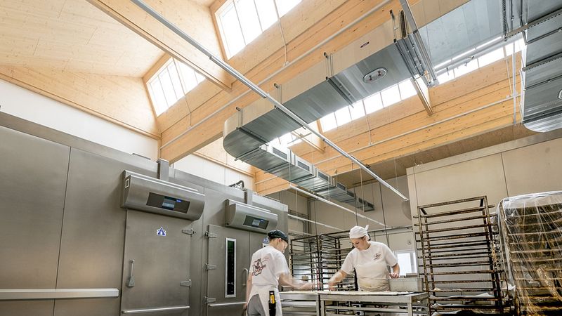 Das Sheddach-Lichtband aus Modular Skylights lässt das Tageslicht tief ins Gebäudeinnere fallen. Dank der Nordausrichtung bleibt die direkte Sonneneinstrahlung aus und ein blendfreies Arbeiten ist jederzeit gewährleistet. Foto: Velux Deutschland GmbH