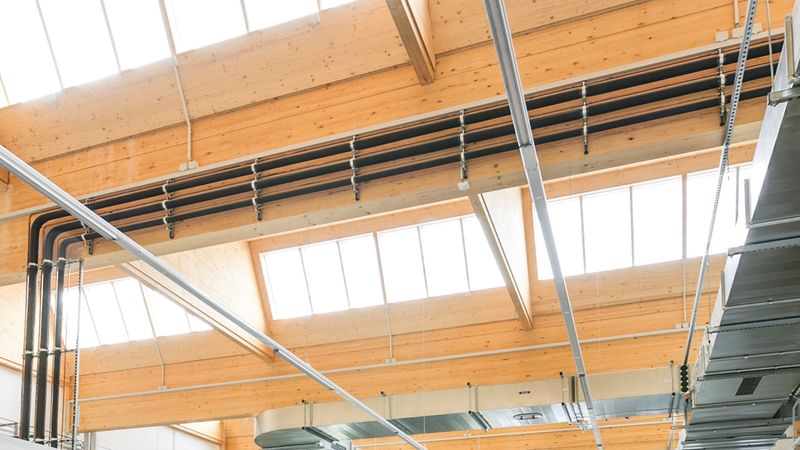 Insgesamt 54 Module der Velux Modular Skylights sorgen in der Bäckerei für angenehme Arbeitsbedingungen mit viel Tageslicht. Foto: Velux Deutschland GmbH
