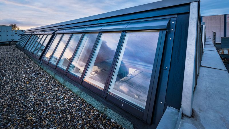 Jeweils 18 Modular Skylights wurden bei den drei Sheddach-Lichtbändern aneinandergereiht. Die Ausrichtung nach Norden verhindert eine direkte Sonneneinstrahlung. Foto: Velux Deutschland GmbH